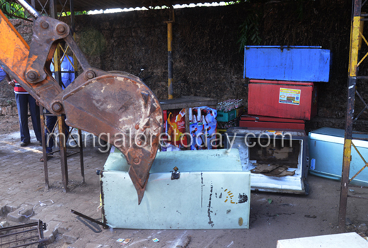 MCC evicts petty shops near bus stand, Rao and Rao Circle 1